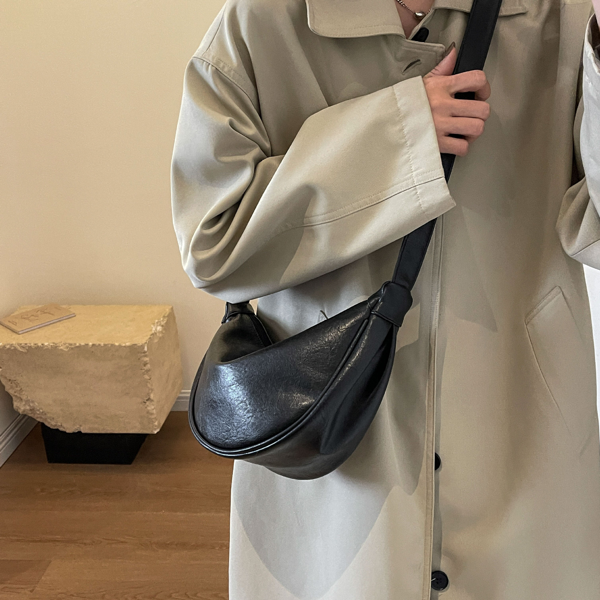 大容量包包女2023新款秋冬潮小众设计单肩斜挎包高级感复古饺子包详情25