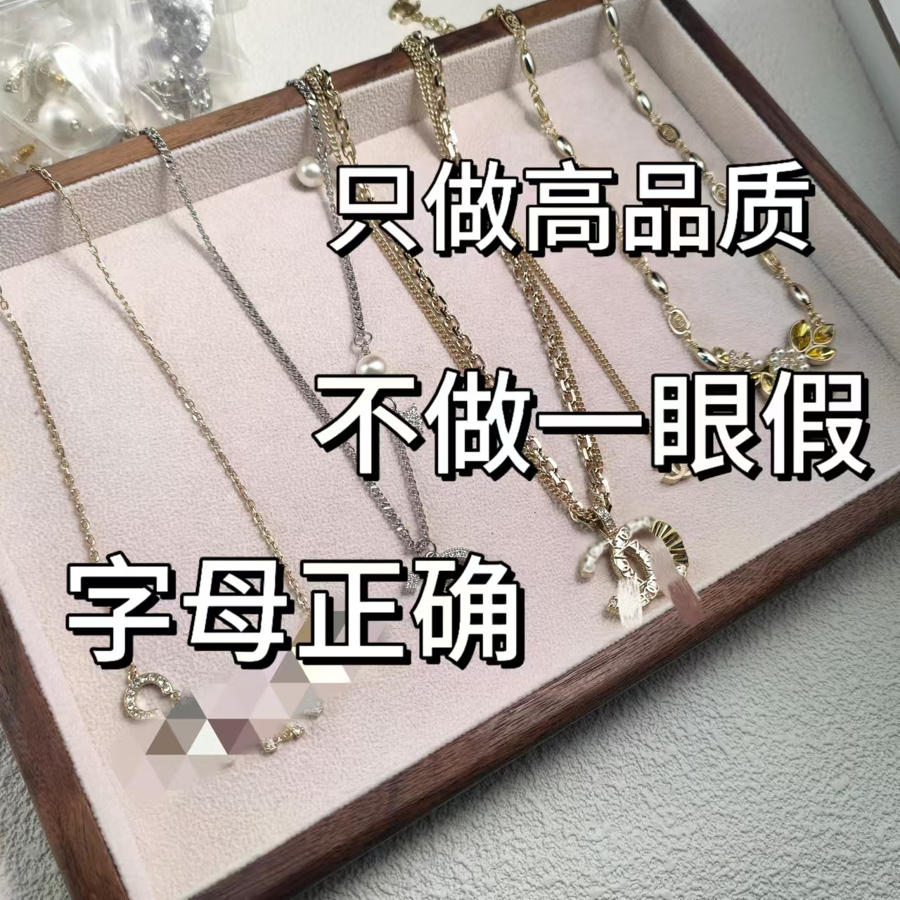 Real photo of the classic necklace of Xiangjia for girls in the high school version, featuring a light luxury color letter-set diamond fashion jewelry, double C small Xiangjia style V gold pic 8