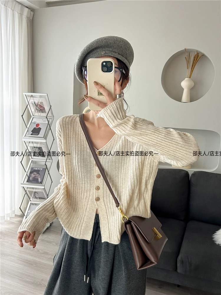 2024年新款女装秋季韩版薄款V领长袖针织开衫 宽松显瘦短款外穿上衣 女装加工精致时尚详情3