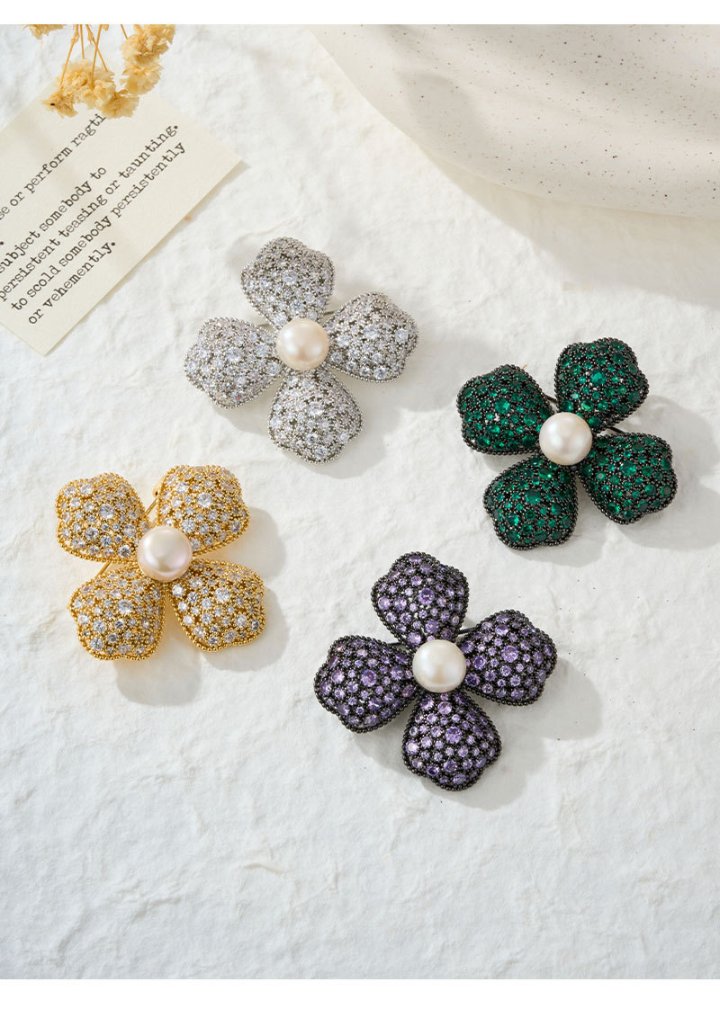 Luz de lujo multicolor cuatro flores broche aleación de cobre micro incrustado con circonio perlas de agua dulce premium sense vestimenta nuevos pins para mujeres pic 19