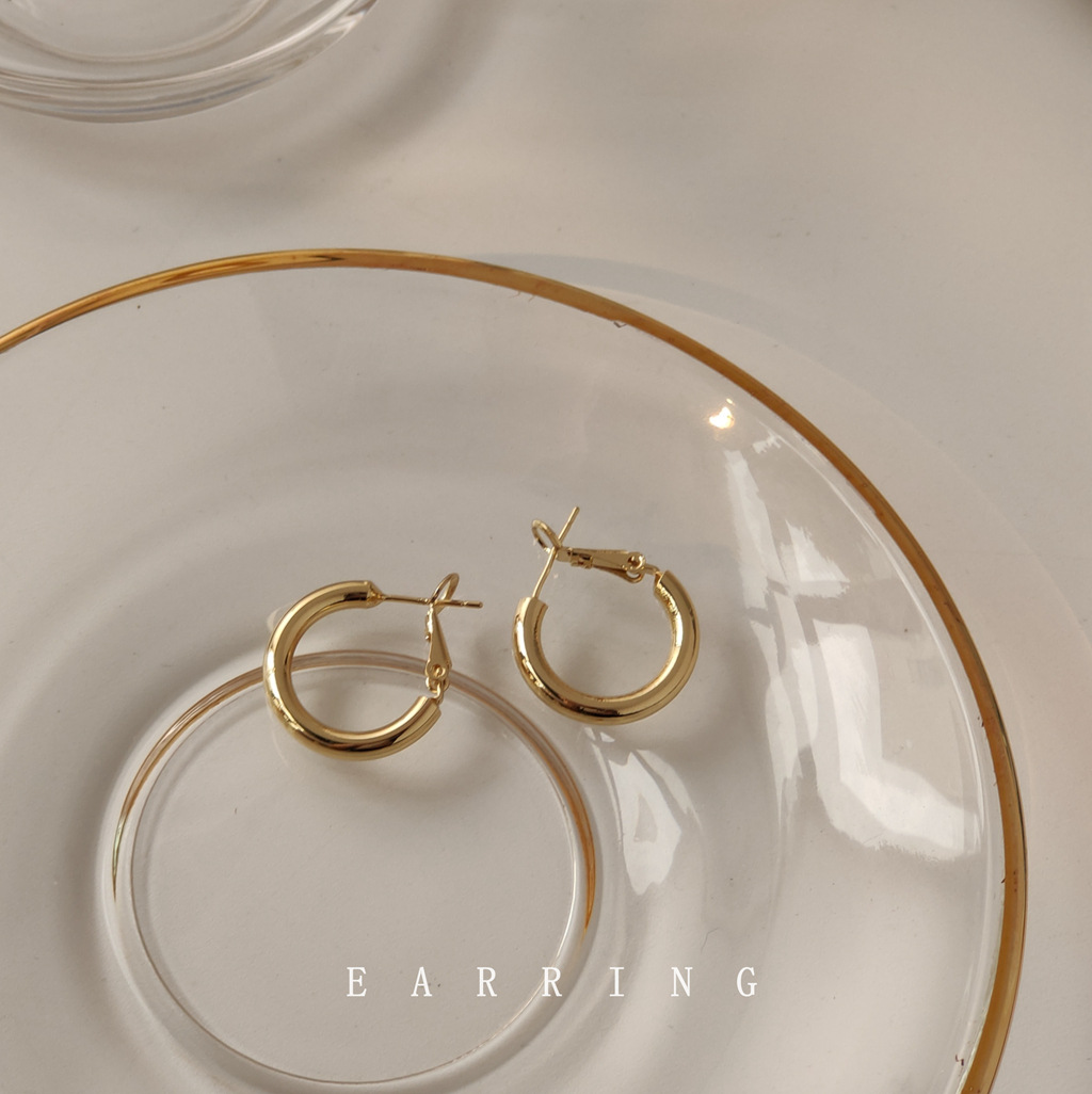 Liangmu S925 Silver Needle metallic small ear ring, a cold and stylish Korean style, is a simple earring and accessory manufacturer that is popular among Internet celebrities pic 1