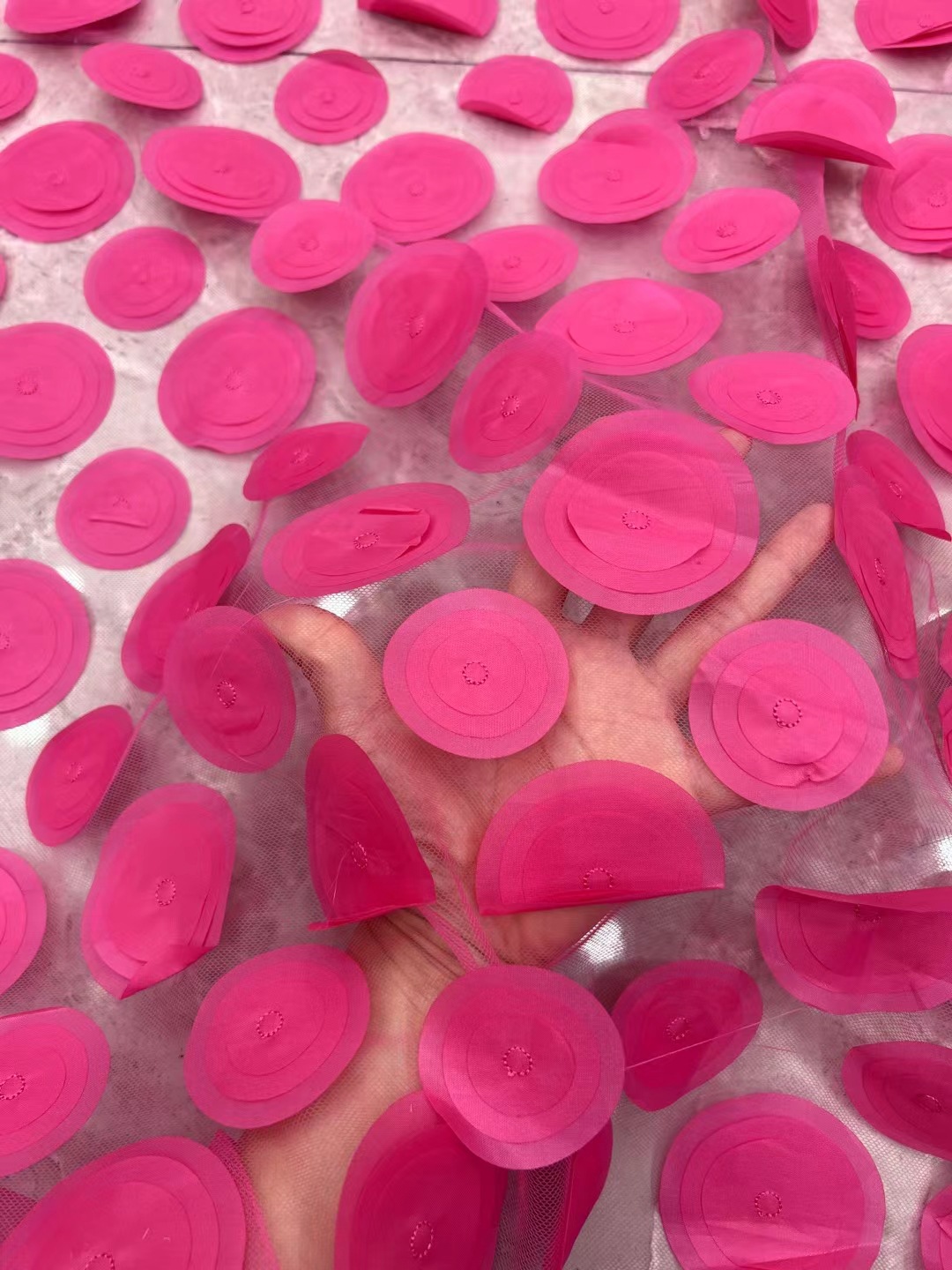 欧洲站激光立体刺绣面料多色网纱圆圈绣花布时尚女装连衣裙面料详情4