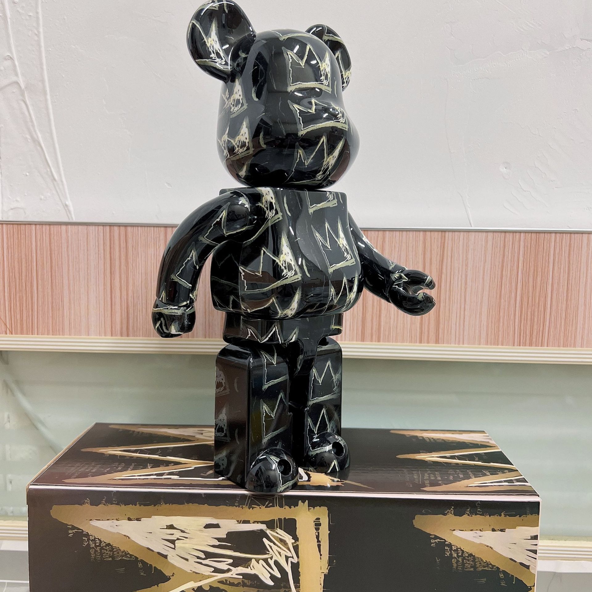 bearbrick 400%暴力熊巴斯奎特黑色皇冠亚克力盒摆件潮流玩具公仔详情2