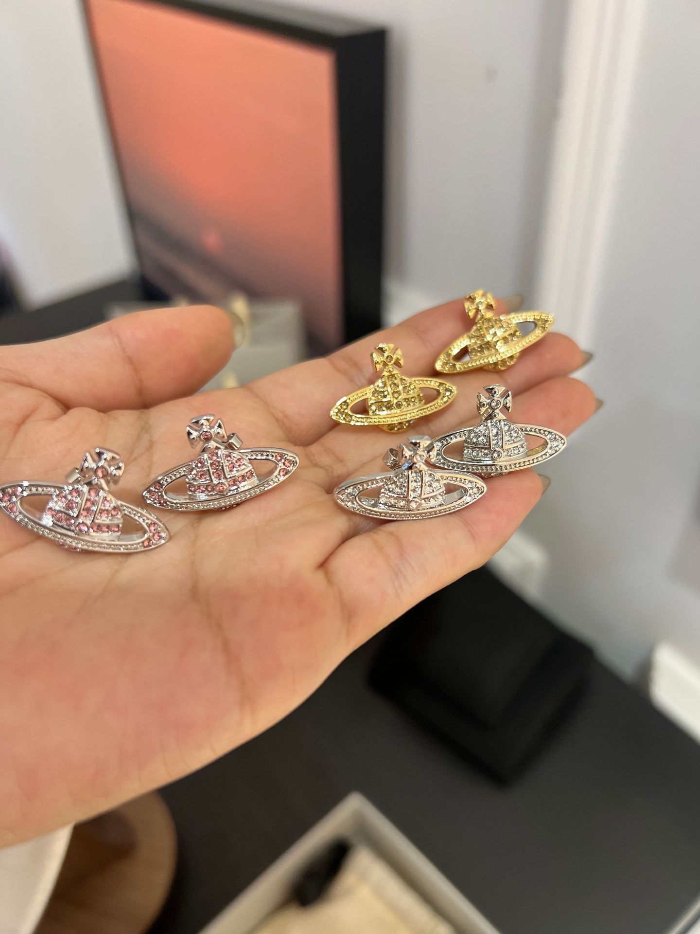 The classic full diamond Saturn stud earrings with finely set planet earrings of the Empress of the West, the same style as NANA pic 2