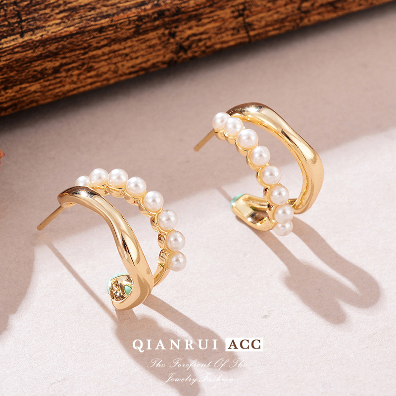 Light luxury style, high-end feel, small fragrance style, irregular C-shaped pearl earrings, double-layer niche design sense, stud earrings for women wholesale pic 21