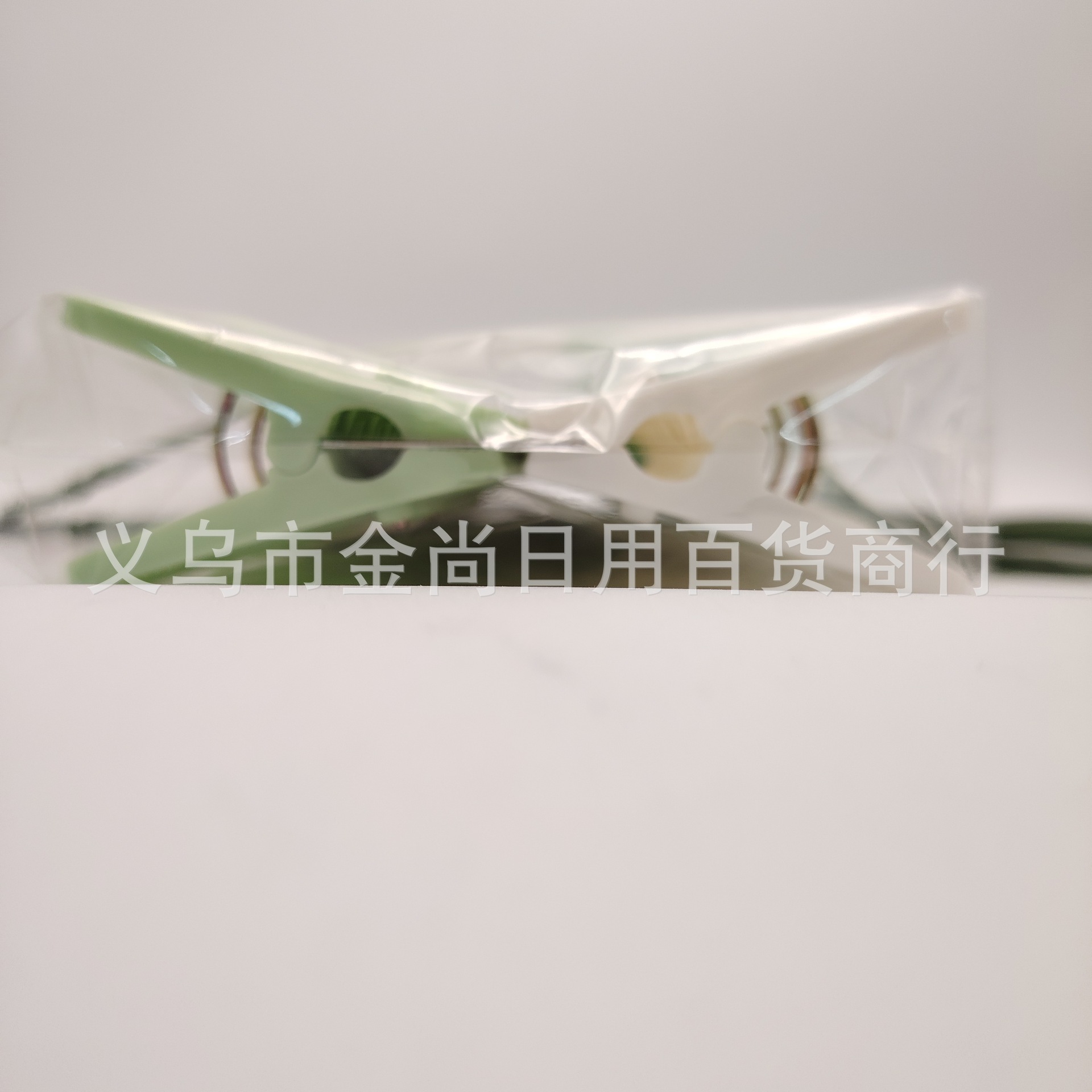 Factory direct sales of strong windproof clips, two-color mixed drying clips, plastic clothes drying clips, anti-slip small clips, retail and wholesale pic 3