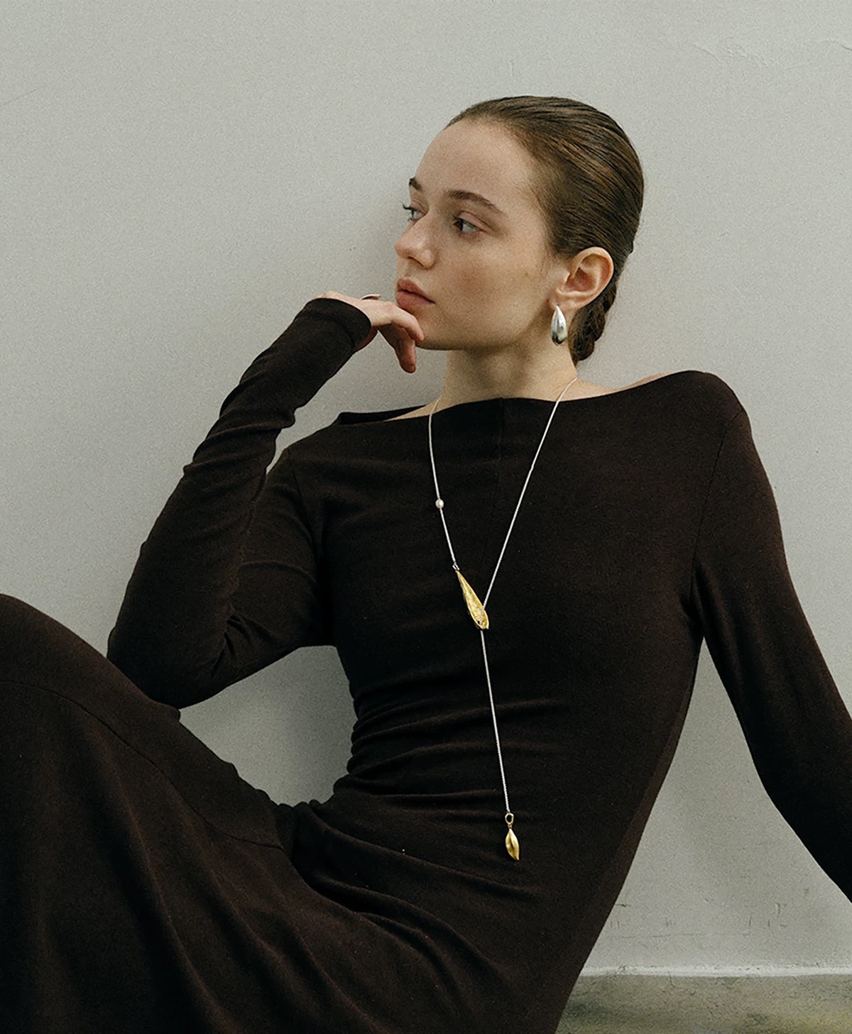 侯佩岑同款金银双色果荚双面叶片耳环优雅气质高级感小众时尚耳饰详情3