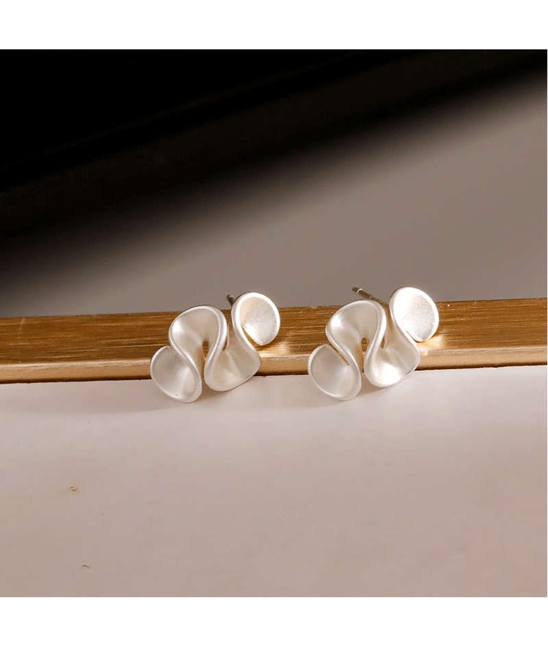 Hyacinth Geometric pleated milk tea flower stud earrings are a new hit for women in 2024. The ruffled edge earrings are a niche design for women pic 6