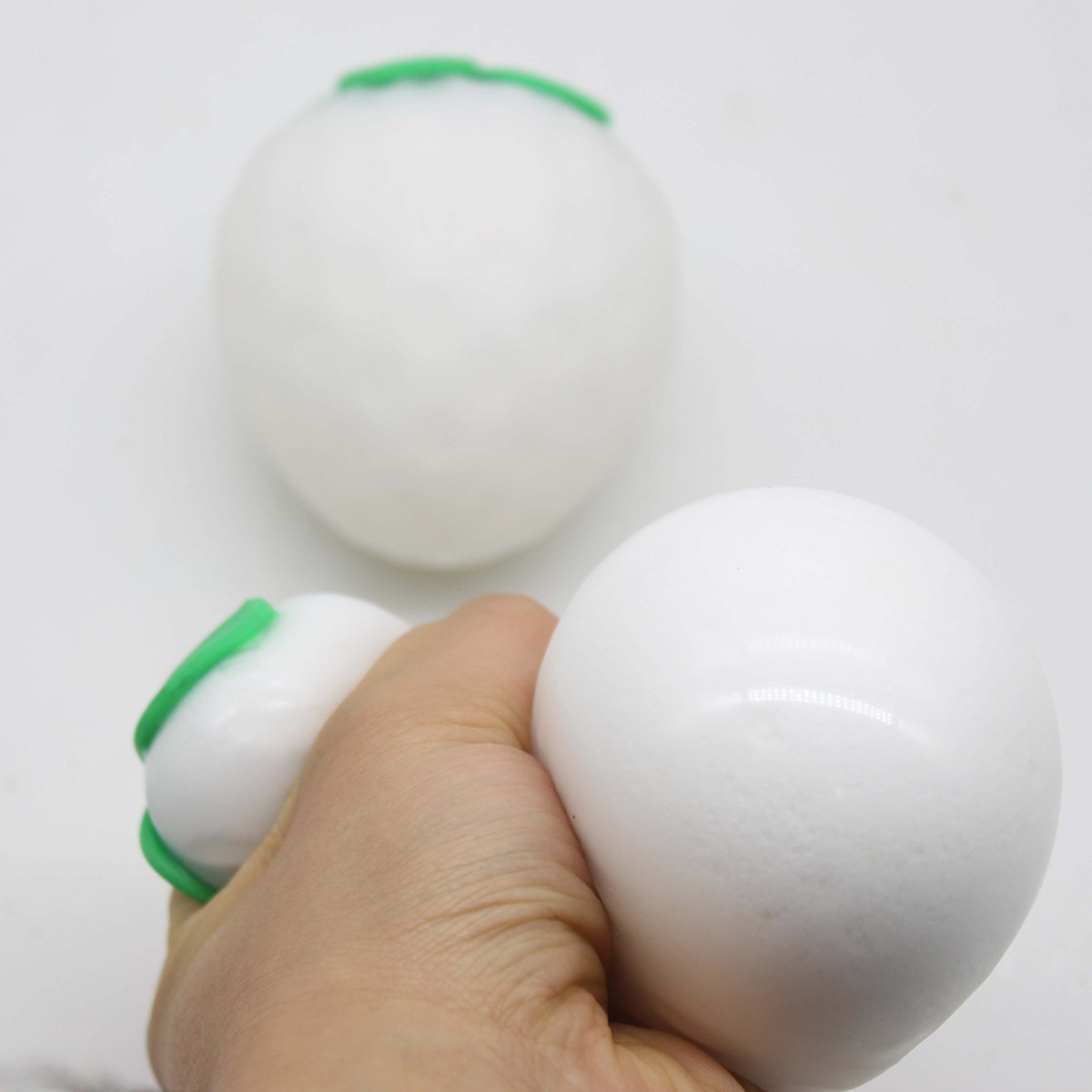 跨境热卖变色草莓减压玩具温变草莓解压捏捏乐TPR玩具地摊货源详情6