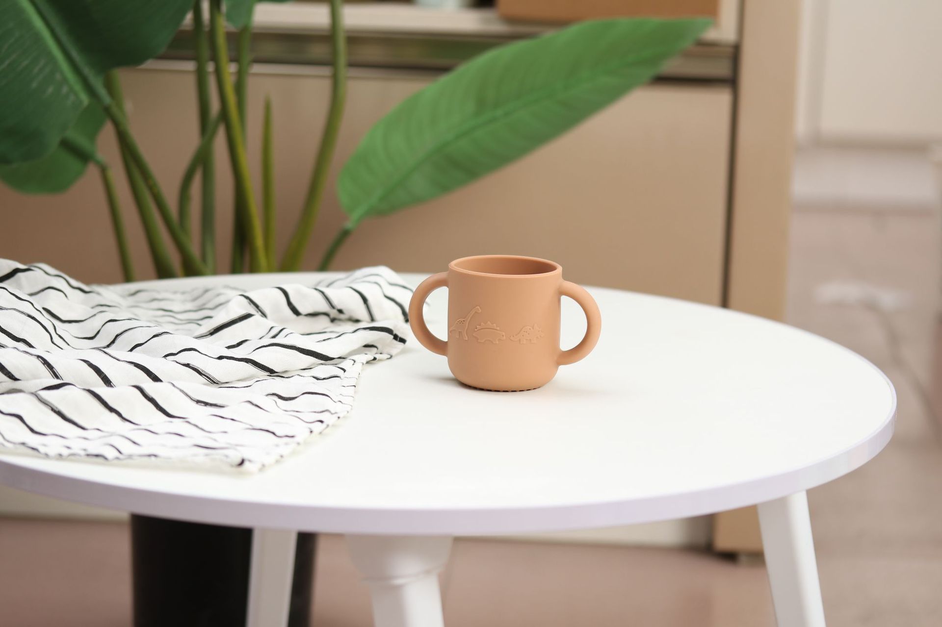 「母婴好物」宝宝防摔水杯卡通恐龙双柄水杯食品级硅胶学饮水杯详情8