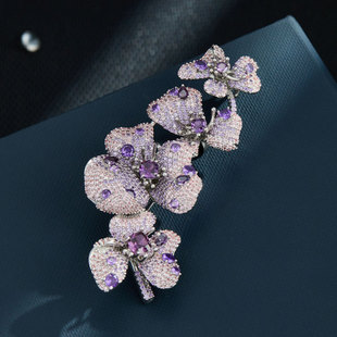 Luz de lujo multicolor cuatro flores broche aleación de cobre micro incrustado con circonio perlas de agua dulce premium sense vestimenta nuevos pins para mujeres pic 3