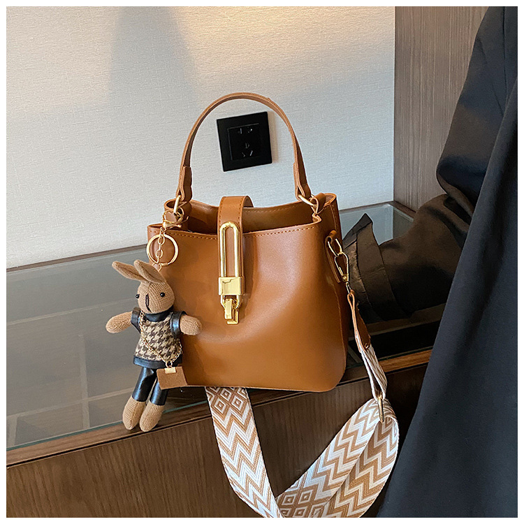 高级感大容量水桶包女2024新款潮韩系百搭宽肩带单肩包洋气斜挎包详情30