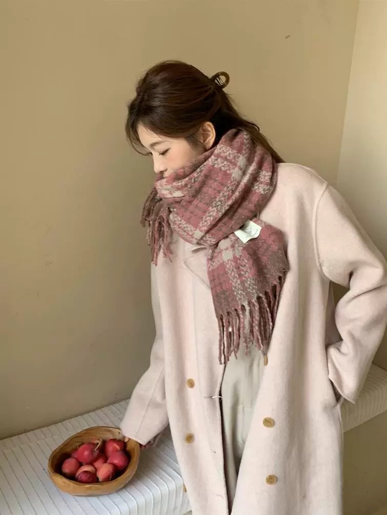 A dual-purpose scarf and shawl for both autumn and winter, with a checkered pattern, high-end couple style, Korean student atmosphere, retro tassel neck, wholesale from street stalls pic 9