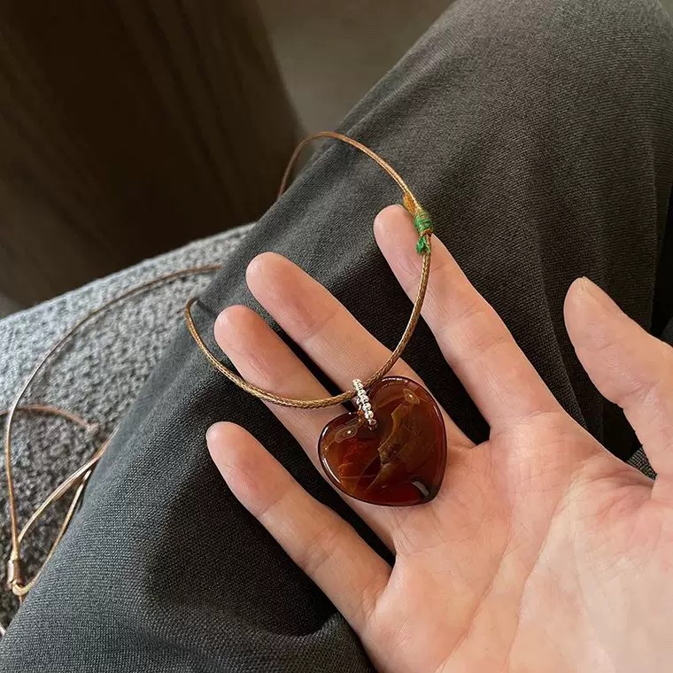 小众设计琉璃爱心棕色皮绳项链日韩复古高级感简约叠戴长款毛衣链详情2