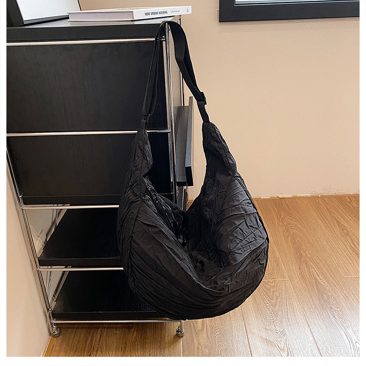 新品褶皱半月包简约时尚斜挎包大容量潮搭单肩包慵懒风都市休闲包详情19