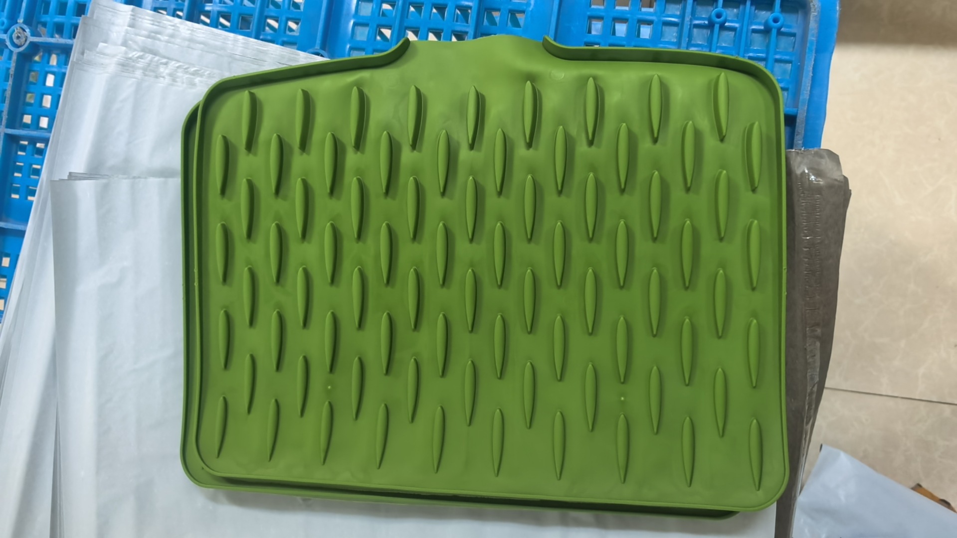 Silicone water-draining pad for countertop slope, kitchen heat-resistant and heat-insulating pot pad, thickened countertop pad, anti-slip cutting board fixing pad pic 5
