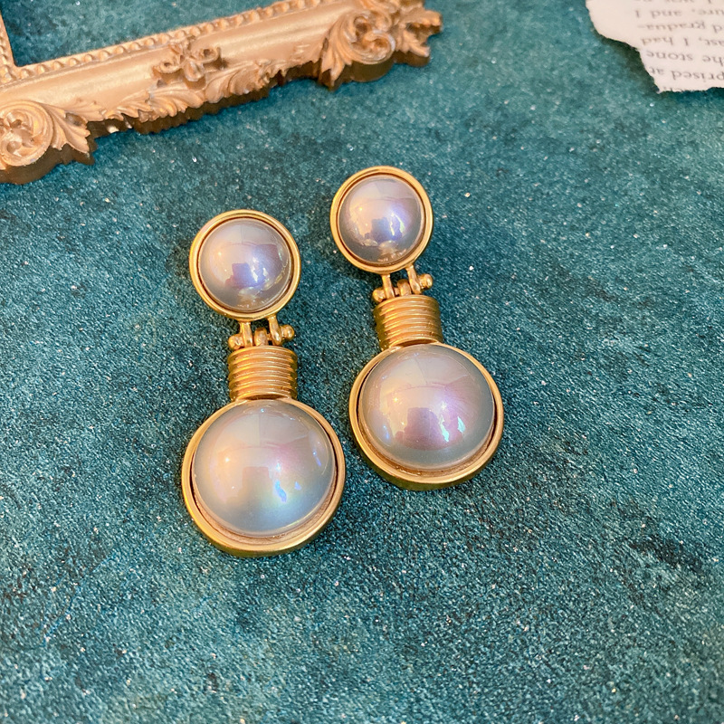 Silver needle retro court style heart-shaped figure pearl earrings, French light luxury stud earrings, female Internet celebrity style earrings wholesale pic 6