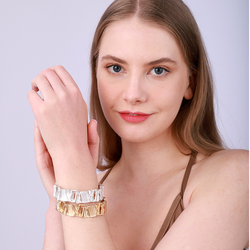 跨境专供爆款欧美夸张小众合金时尚精致活口弹力绳男女通用手链详情5