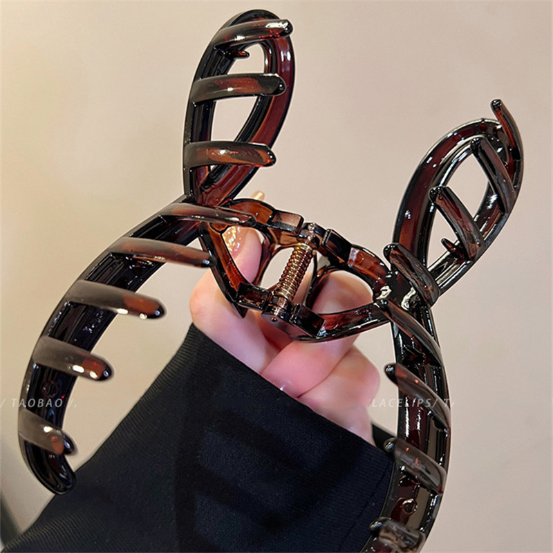 The high-end Maillard grab clip is a large female 2024 new style, featuring a shark clip at the back of the head and a stylish hair accessory for autumn pic 4