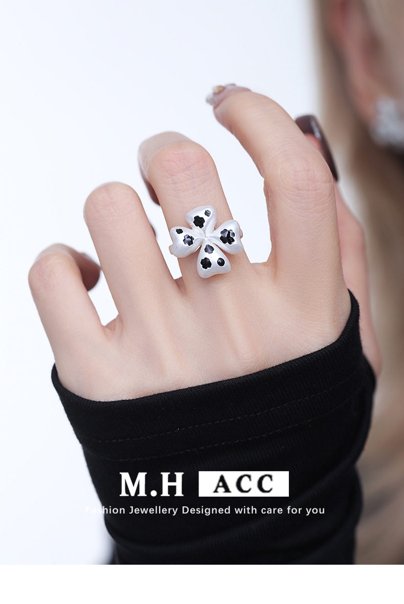 The four-leaf flower ring for women exudes a sense of light luxury and sophistication. It features an original design and personality, is fashionable and versatile, and can be adjusted as an index finger ring pic 4