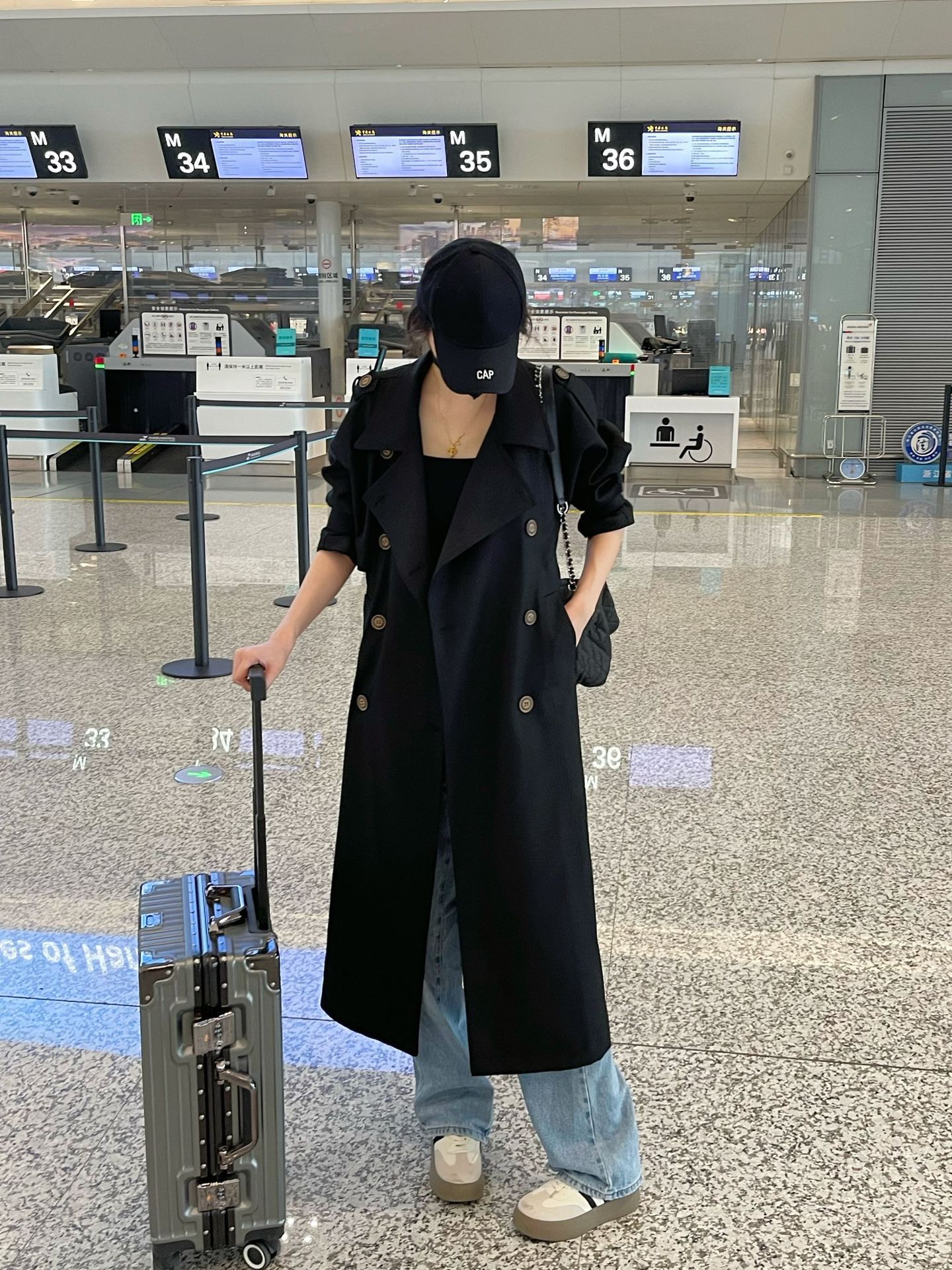 The new mid-length, knee-length, high-end and fashionable style of the British windbreaker for women in the Spring and autumn of 2025 is in vogue pic 4