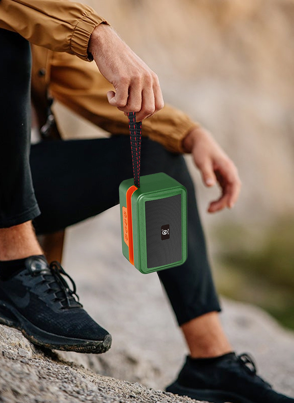 The Bluetooth solar music player can be inserted into a card for outdoor desktop, car impact, and outdoor karaoke pic 2