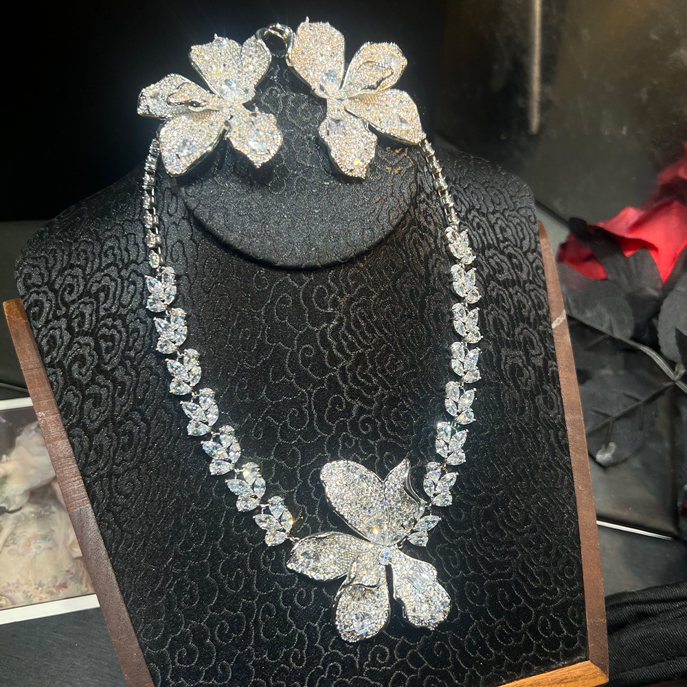 明星同款辣妹超闪大花朵耳饰重工轻奢高级满镶锆跨境热销个性首饰详情3