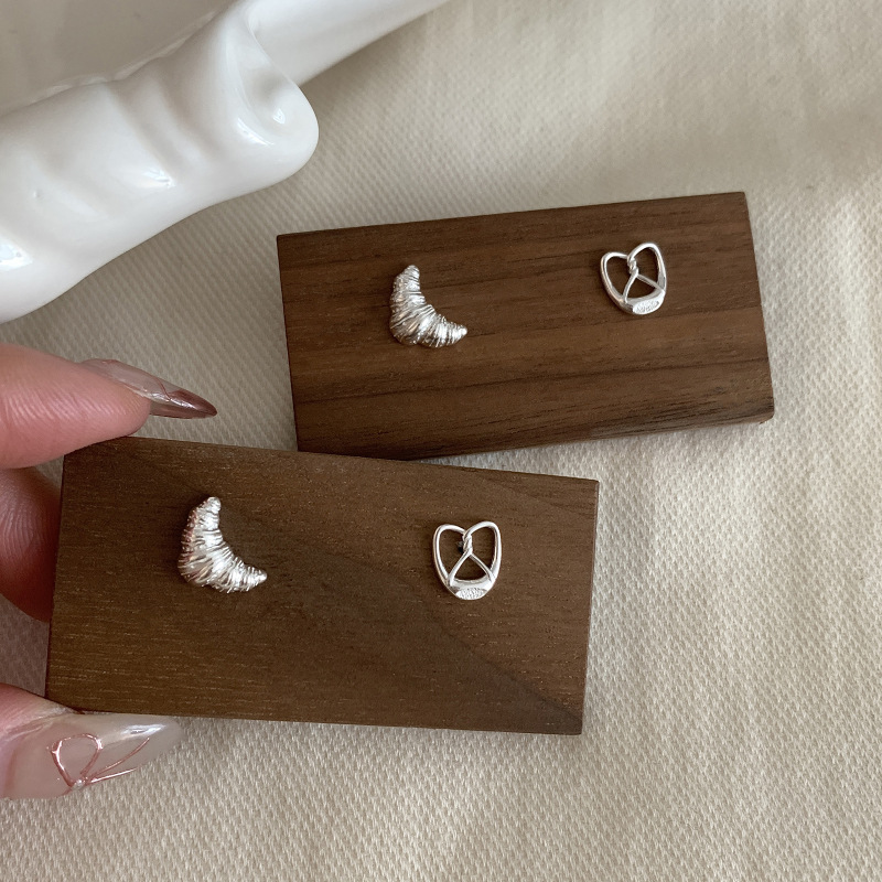 韩版小众设计碱水牛角包AB耳钉女时尚个性简约轻奢百搭高级感耳饰详情1