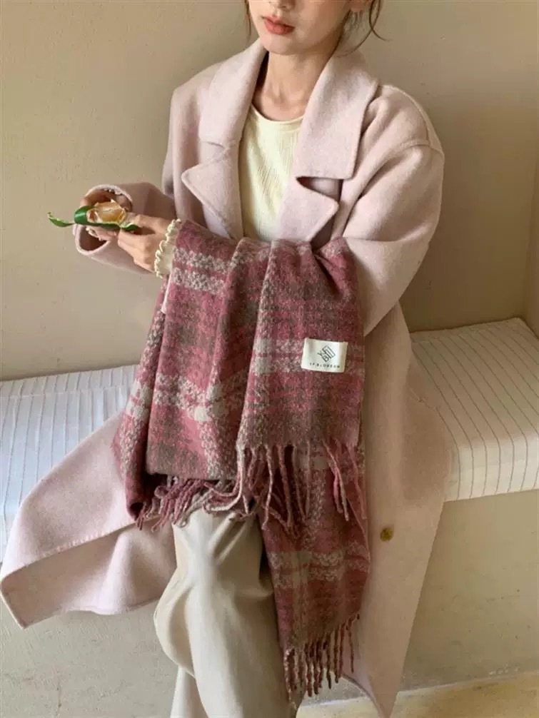A dual-purpose scarf and shawl for both autumn and winter, with a checkered pattern, high-end couple style, Korean student atmosphere, retro tassel neck, wholesale from street stalls pic 8