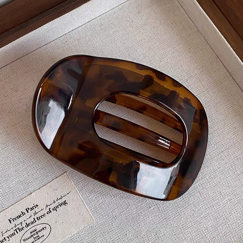 The retro and laid-back style of the back of the head, the shell-shaped hair clip, is a new 2025 model for women, exuding a sense of elegance and sophistication. It's a duckbill clip pic 6