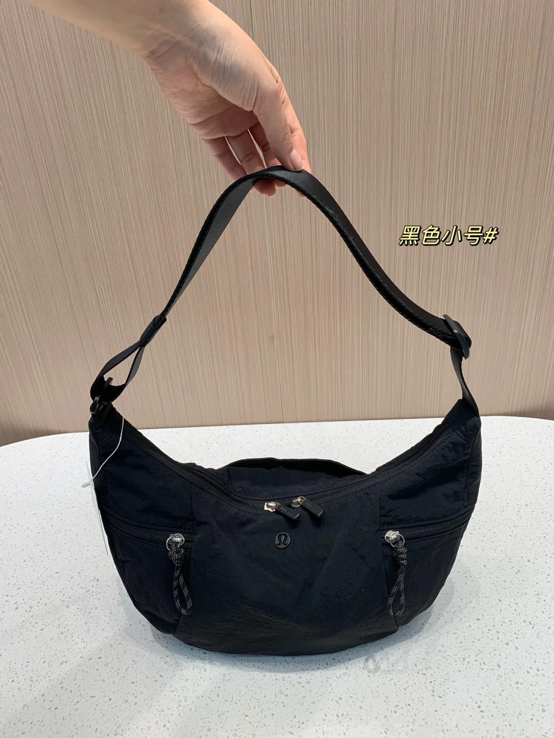 2024新款女包lulu同款SlouchySling斜挎包饺子包健身瑜伽牛角包详情15