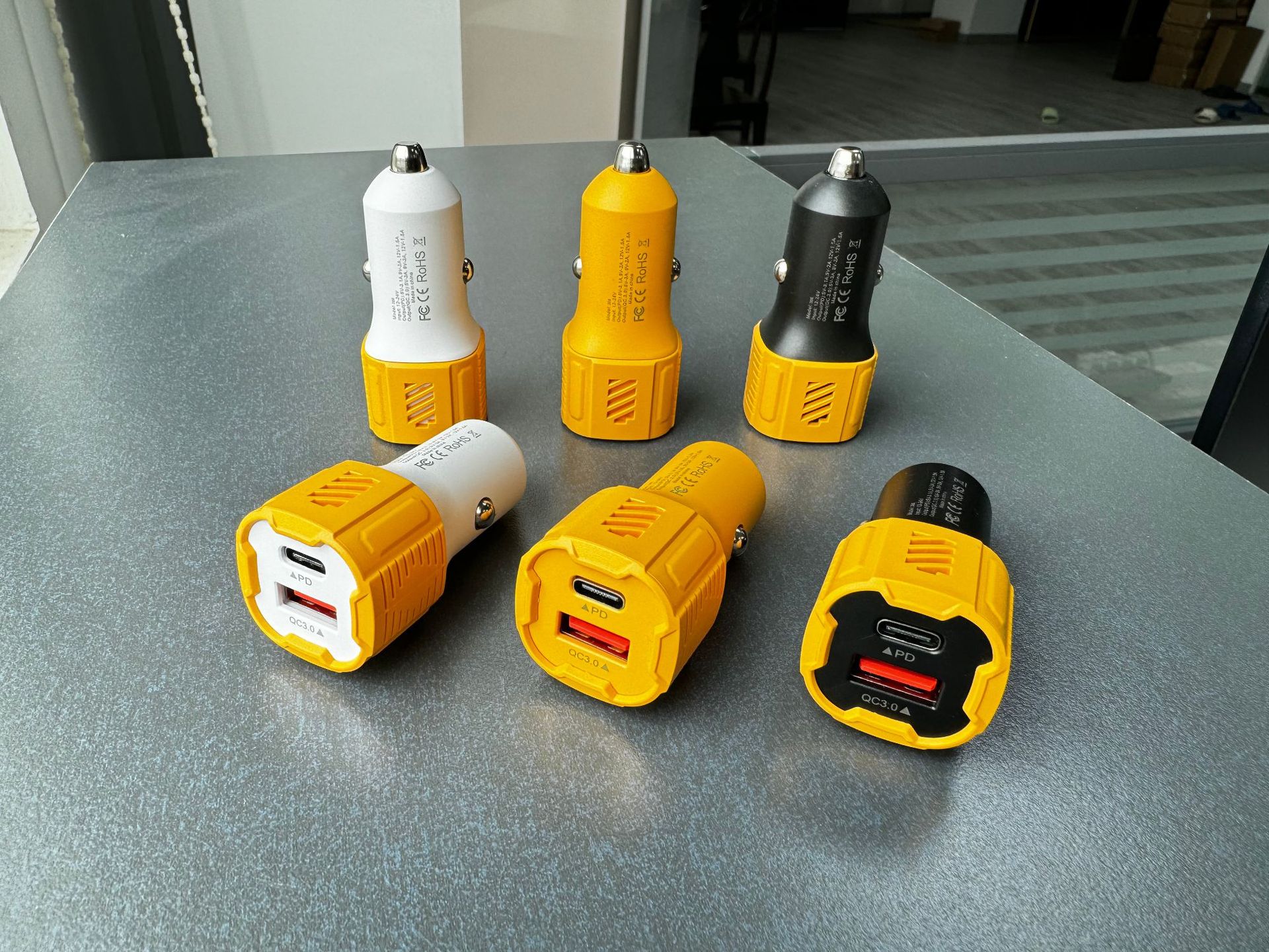 跨境热销车载充电器适用华为小米三星手机超级快充机甲风格车充详情5