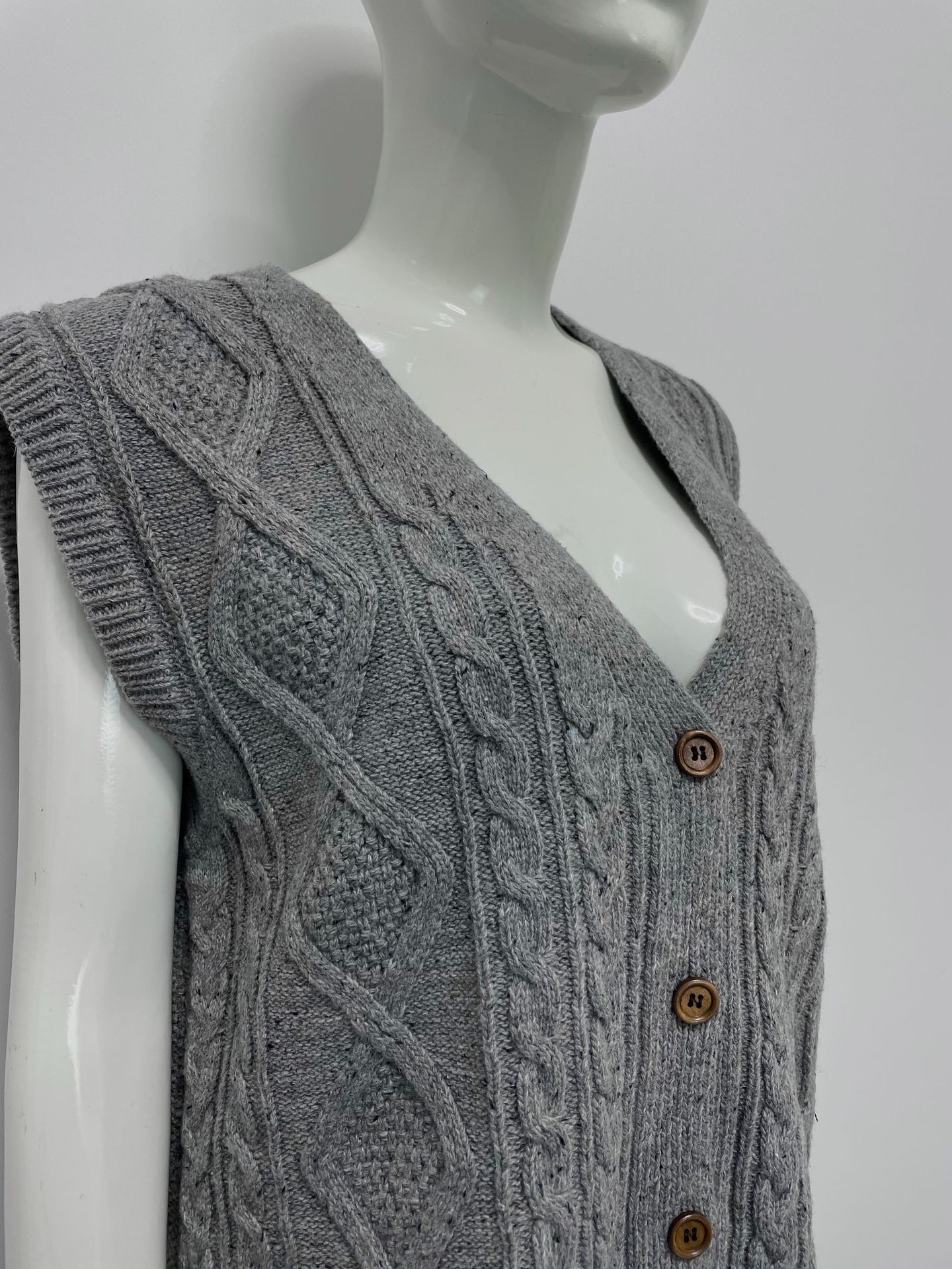 The new loose sleeveless layering sweater cardigan trend for women in the retro multicolor tweed vest of autumn and winter pic 5
