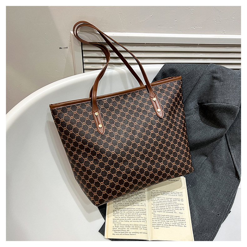 A simple and fashionable large-capacity bag for women in 2025, a trendy six-year tote bag for women, a large-capacity single-shoulder bag for commuting pic 21