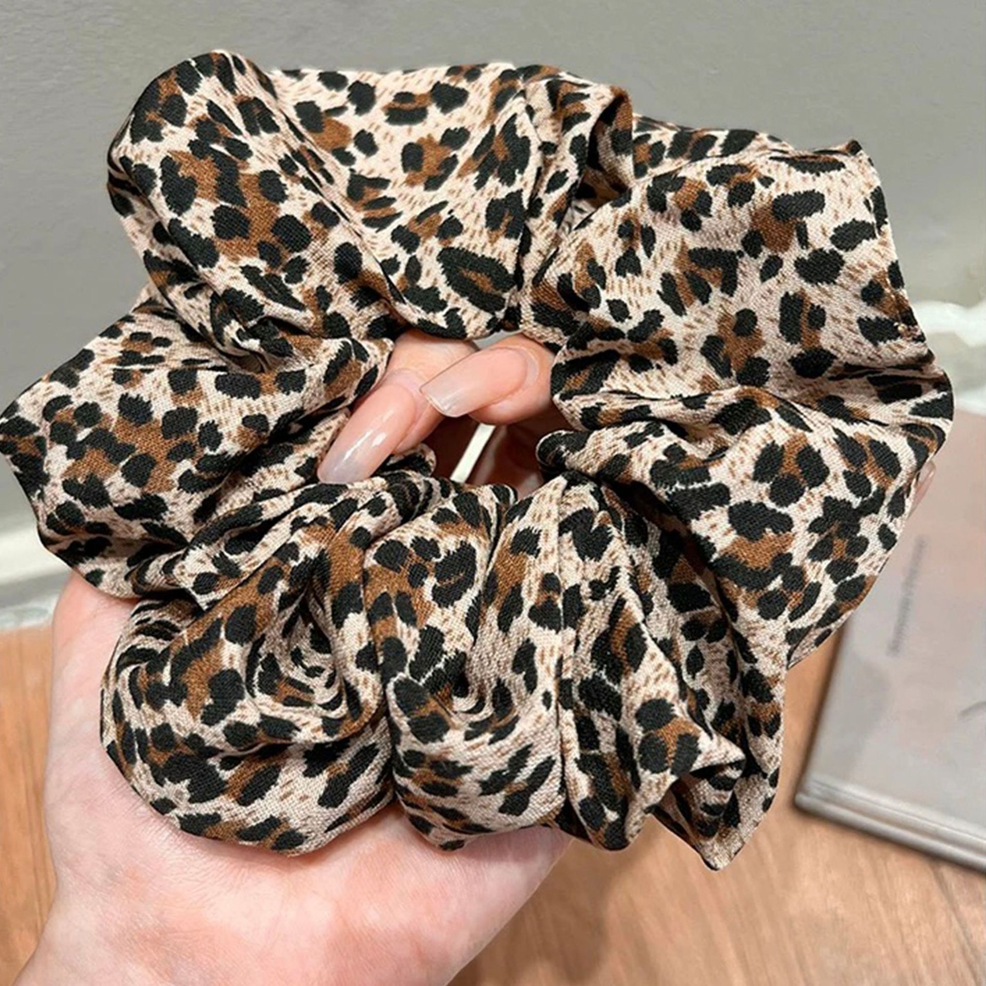 Personalized and versatile leopard print large intestine hair band, millennial girl, low ponytail, hair tie, hair band, high-end hair accessory, headwear pic 6