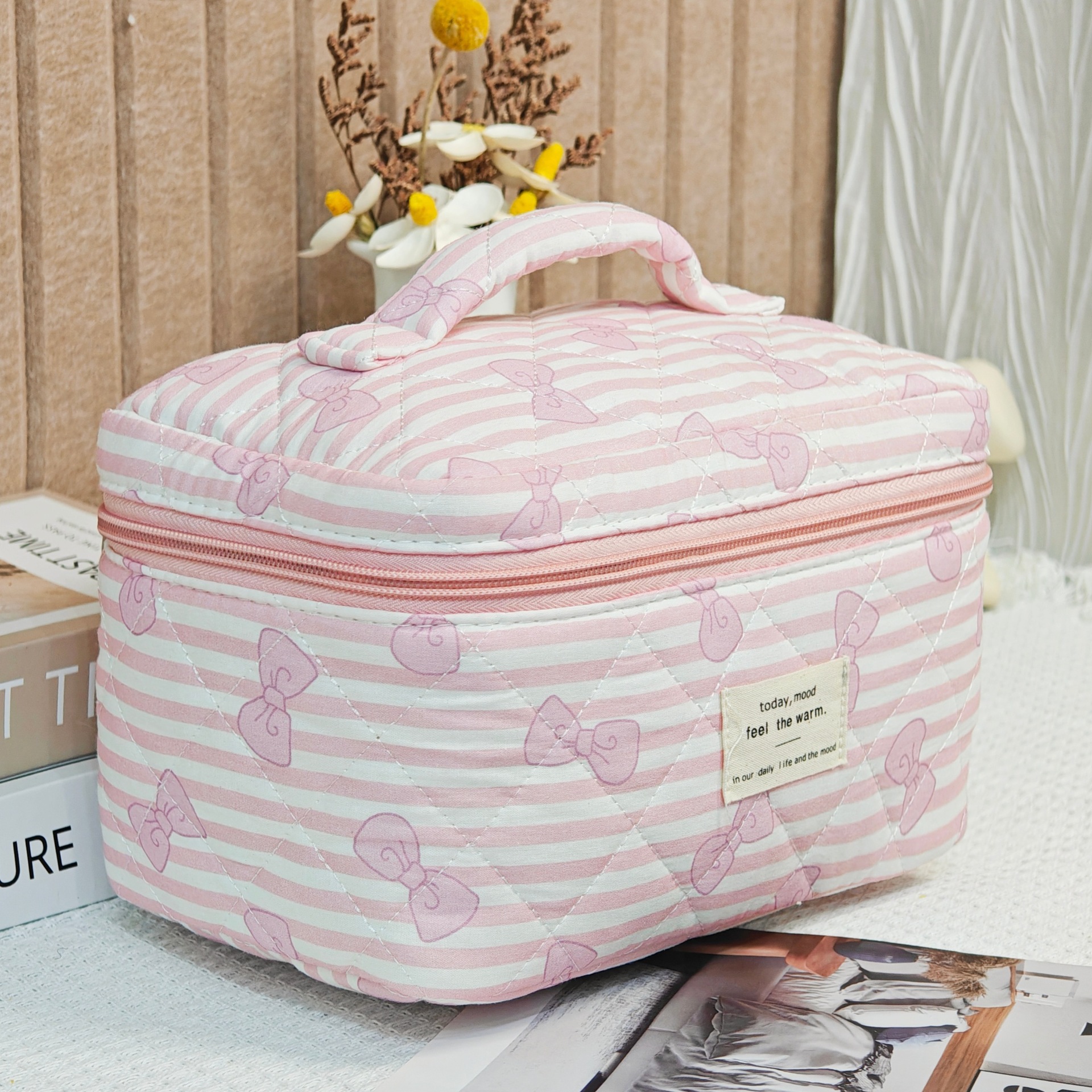 新款手提蝴蝶化妆包大容量绗缝便携收纳袋ins风旅行小物品收纳包详情19