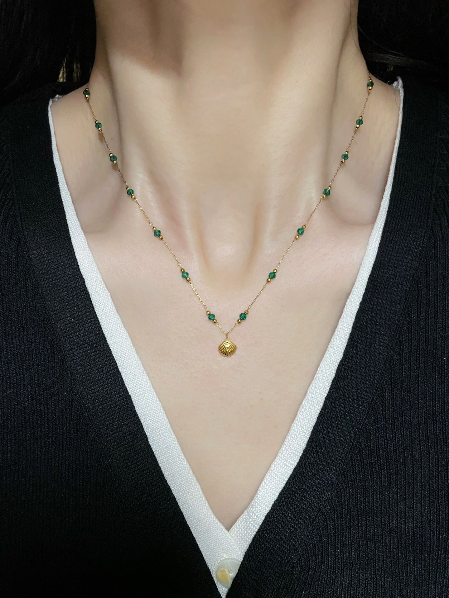 Light luxury retro emerald bead necklace, niche gold shell necklace, high-end design sense for women, elegant titanium steel collarbone chain pic 1