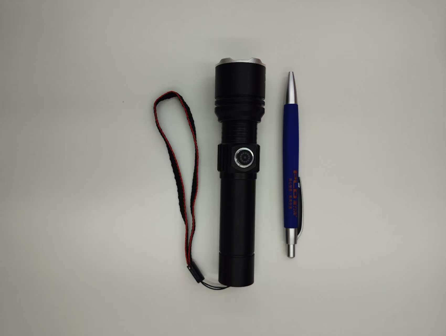 The new cross-border outdoor zoom long-range strong light flashlight, an aluminum alloy white laser multi-functional flashlight, is portable for charging pic 2