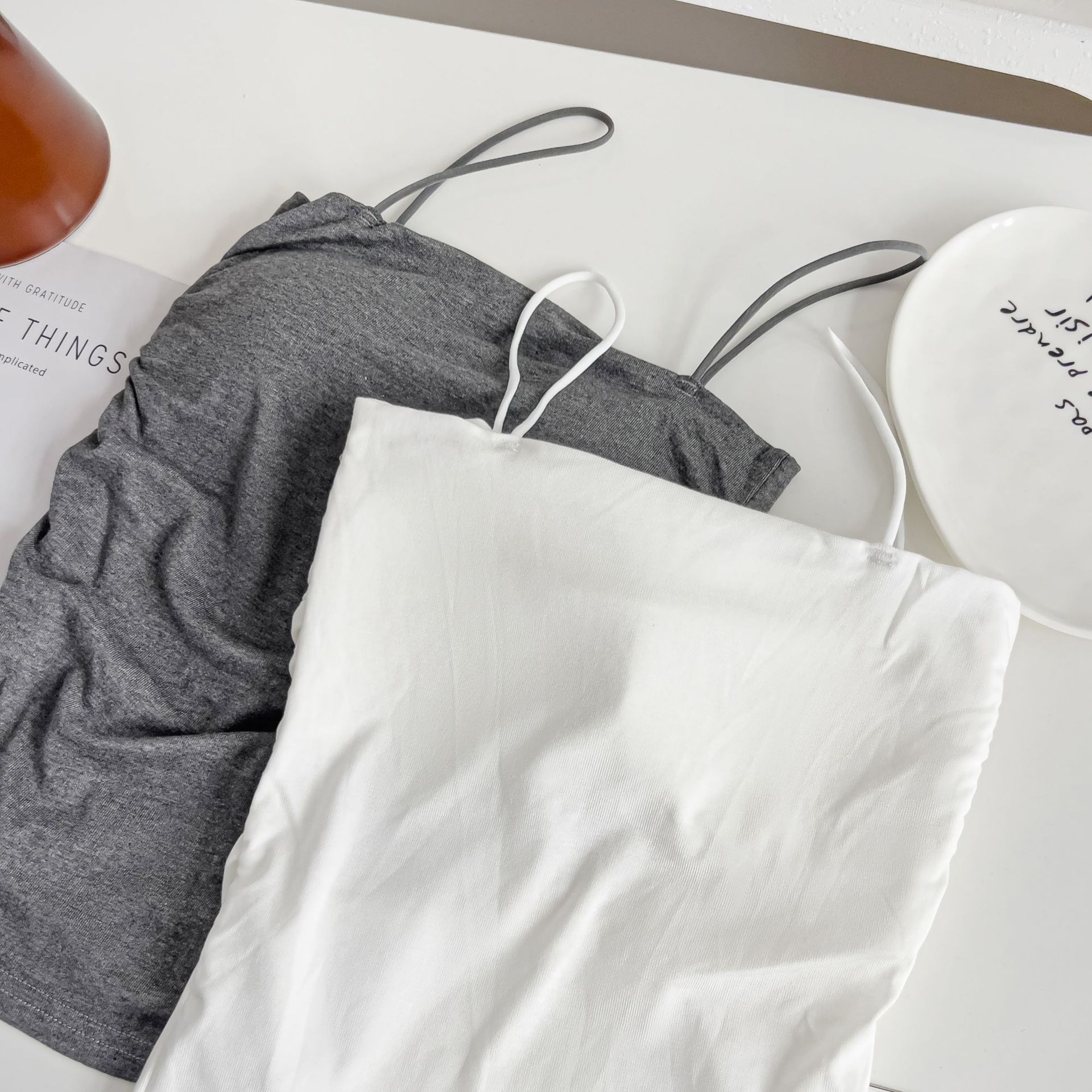 AMUSIVE女士百搭小吊带胸垫一体抹胸修身褶皱无痕打底小背心外穿款细肩带设计详情3