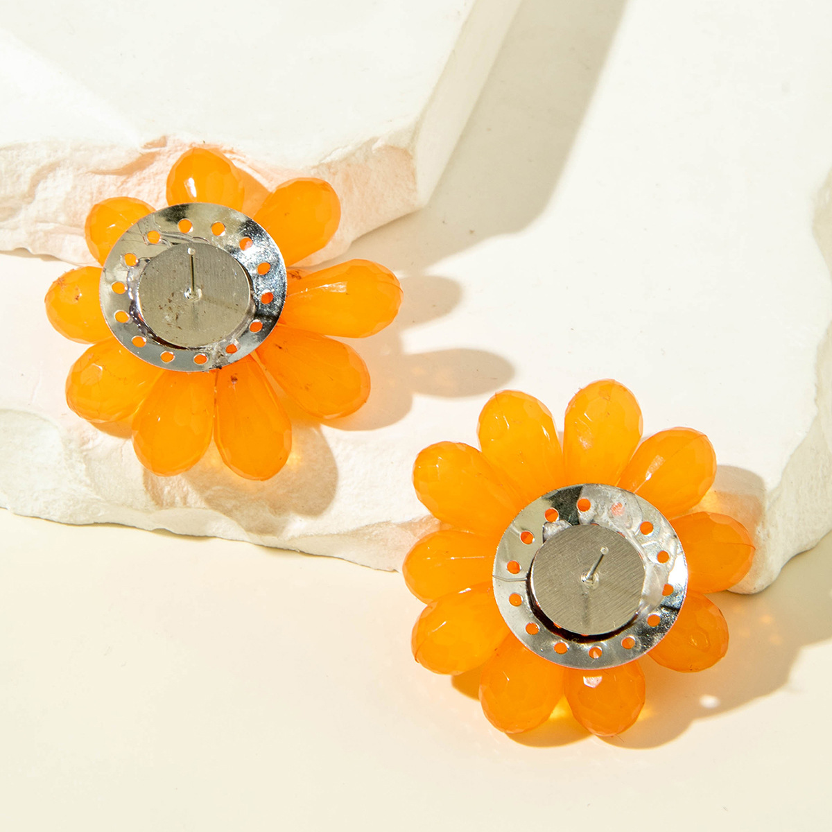 亚马逊跨境清新甜美彩色树脂花瓣花朵耳钉气质多巴胺 耳环耳饰女详情59