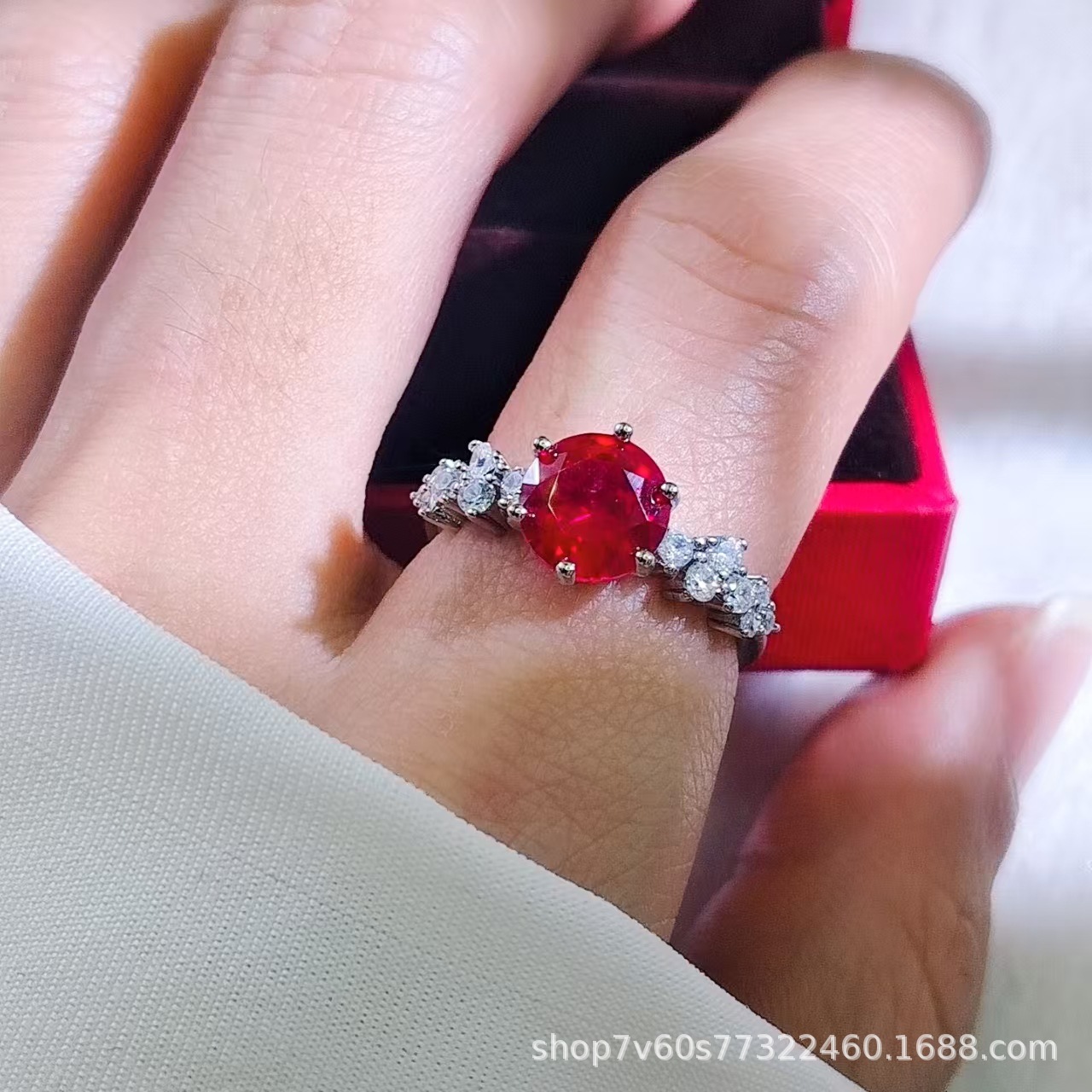 热卖珠宝首饰2克拉圆形培育鸽血红红宝石开口戒指女时尚彩宝戒指详情12