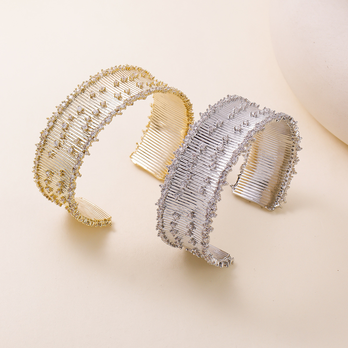 开口可调节锆石金色厚重手镯小众设计精致贵气奢华大气手镯厂家直详情7