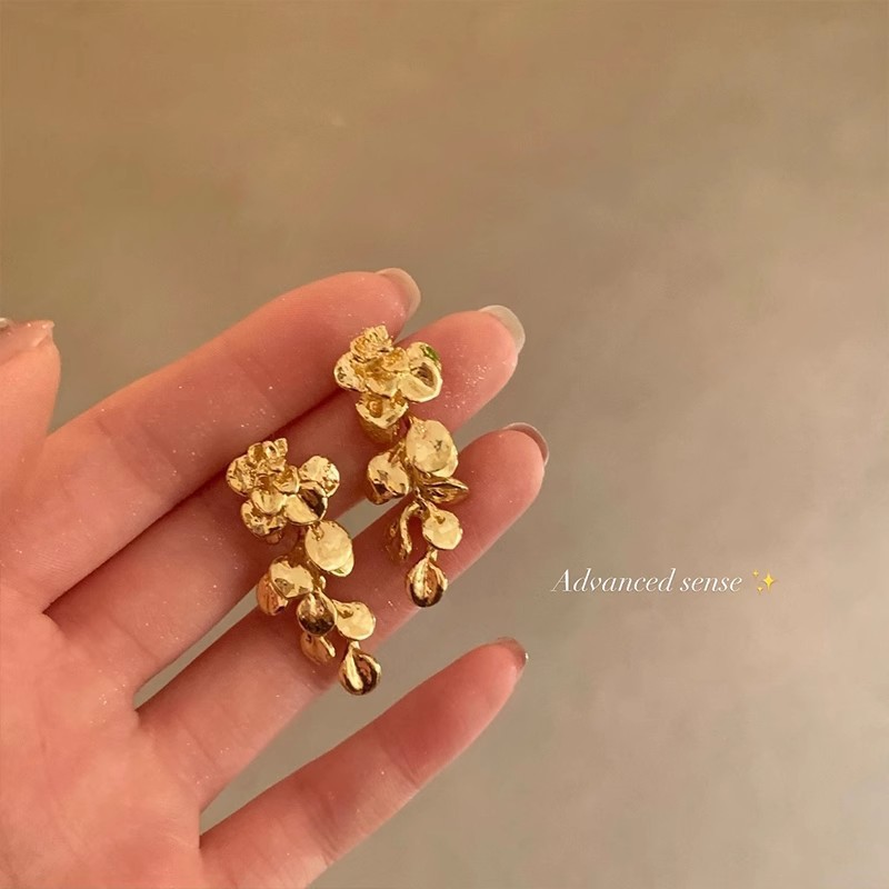 Spring/Summer 2025 fresh and elegant flower earrings for women, a light luxury and high-end look, pearl stud earrings, super fairy-like, versatile and elegant earrings pic 43