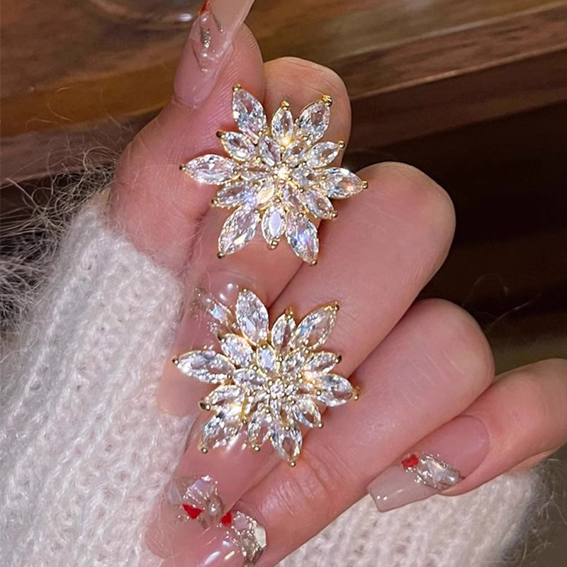 Spring/Summer 2025 fresh and elegant flower earrings for women, a light luxury and high-end look, pearl stud earrings, super fairy-like, versatile and elegant earrings pic 3