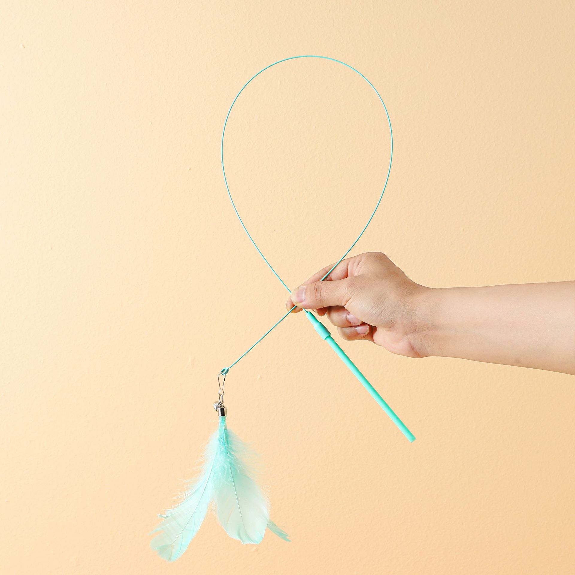 Cat toy, colorful suction cups with feathers, durable to play with, self-entertaining and boring. The suction cups are not easy to fall over. One-piece consignment, in stock pic 23