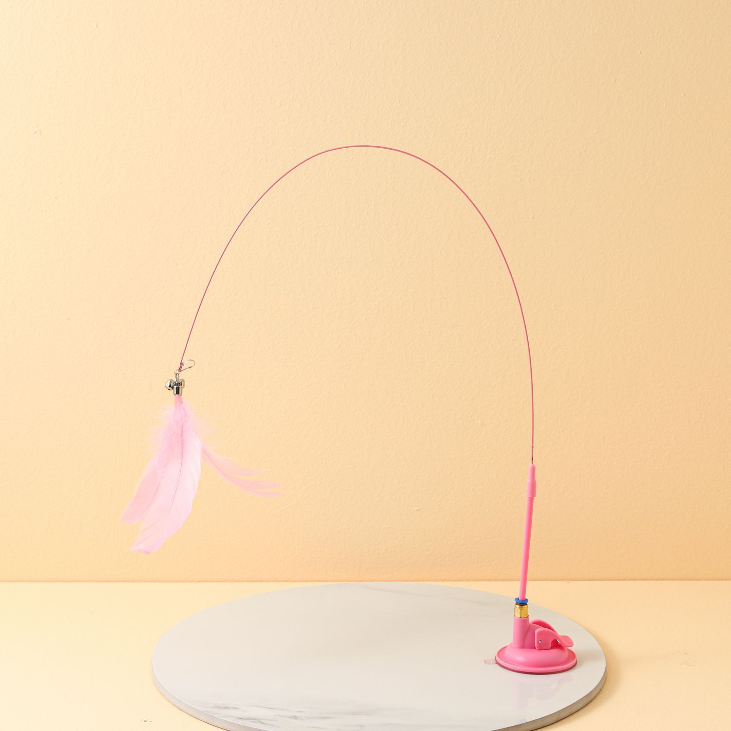 Cat toy, colorful suction cups with feathers, durable to play with, self-entertaining and boring. The suction cups are not easy to fall over. One-piece consignment, in stock pic 26