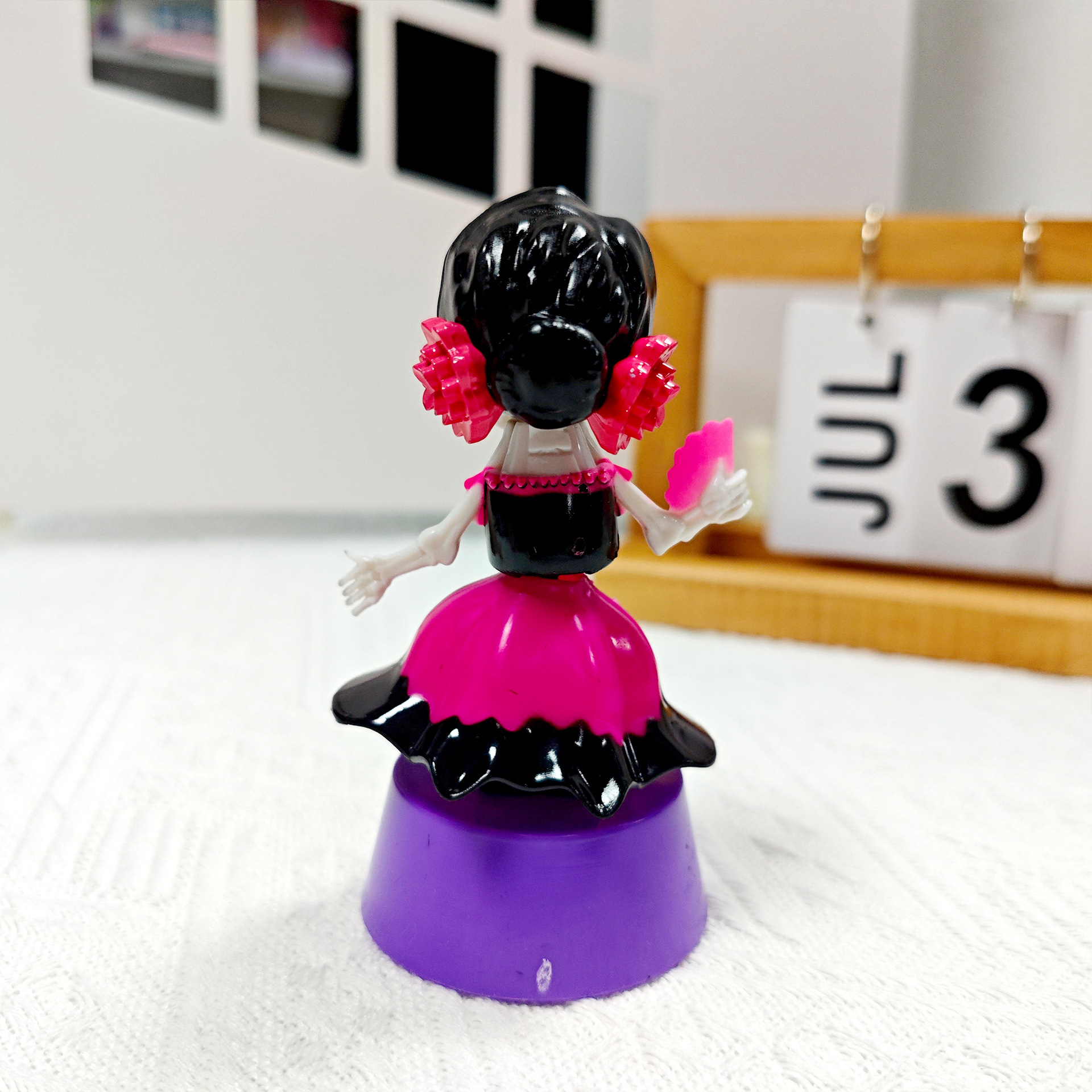 New Halloween car female version skull solar figment, Ghost Festival shaking head doll gift, ABS material manufacturer pic 9