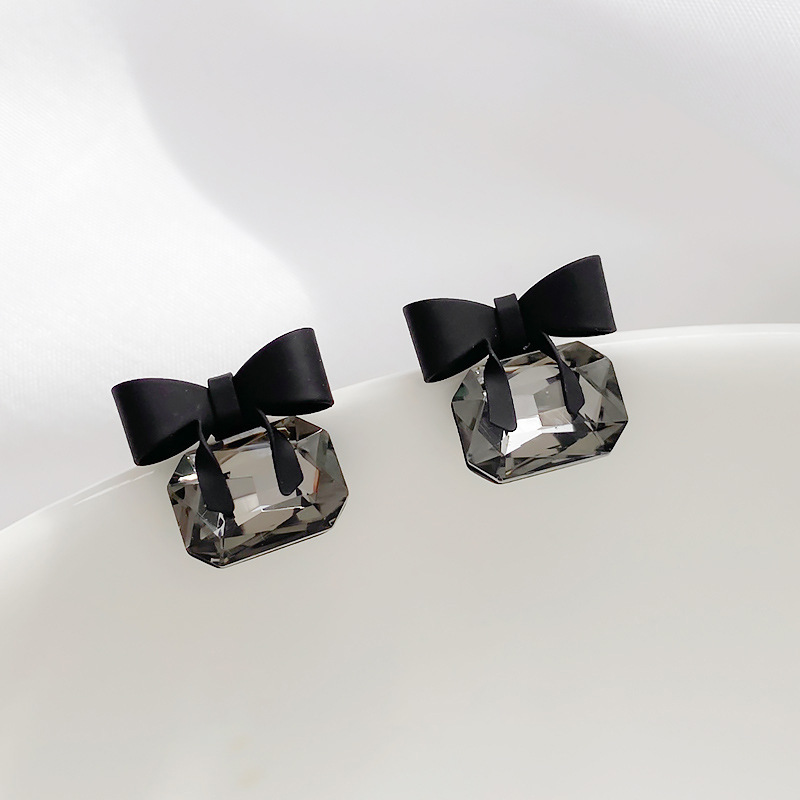 New black bow stud earrings for women in a cold and simple style, Korean style, stylish and fashionable commuting stud accessories pic 10