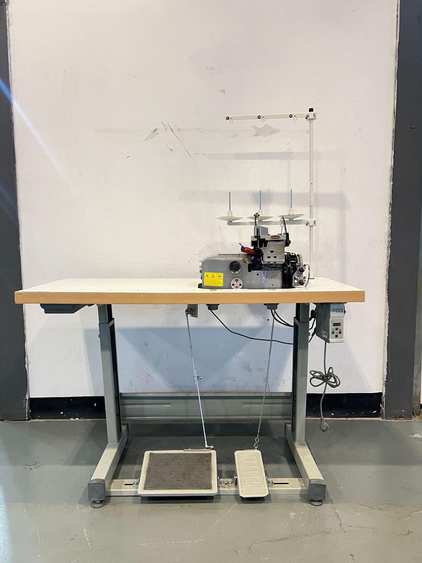 Carpet edge locking machine, thick carpet edge wrapping and overprinting machine, high-speed car floor mat with cutting knife sewing machine pic 1