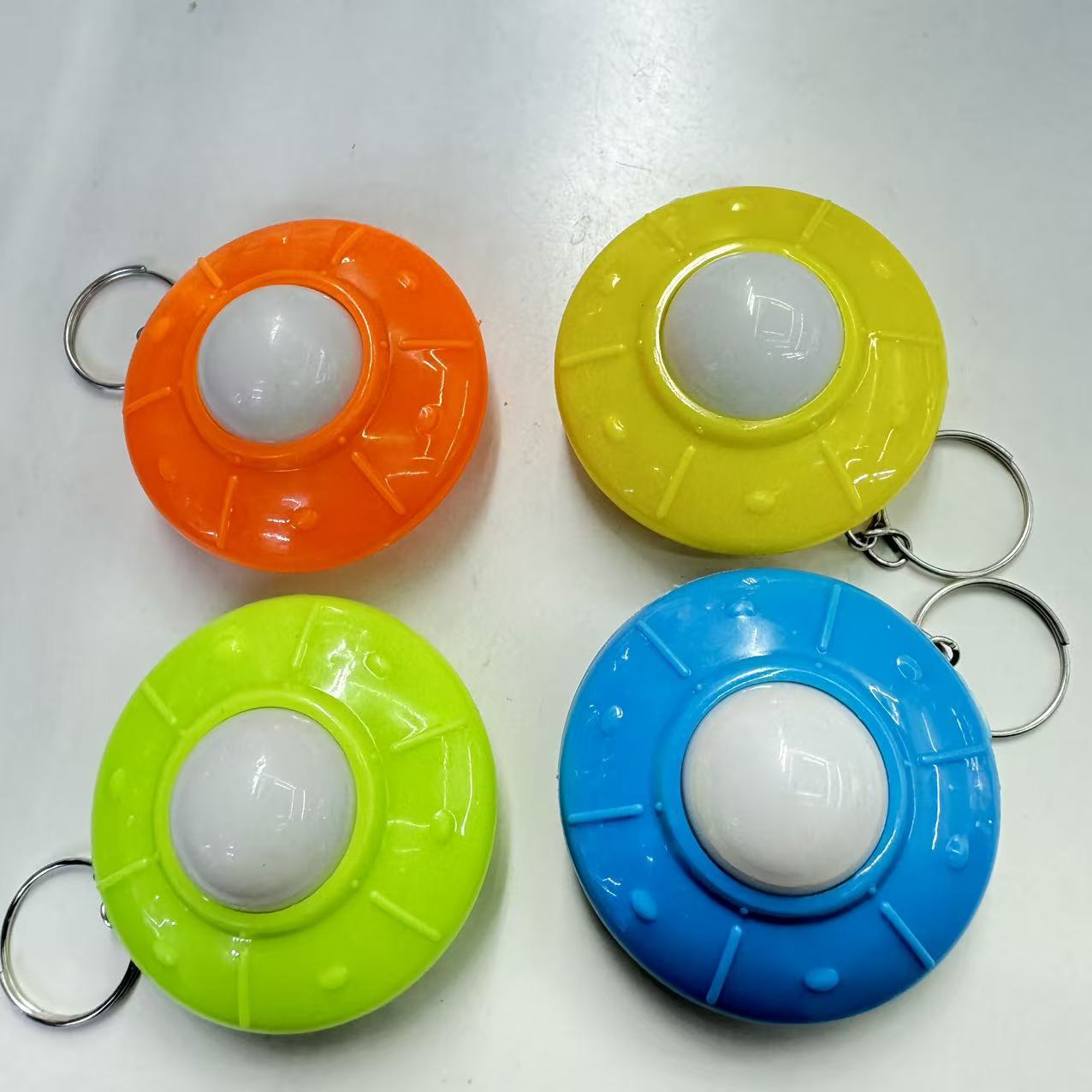 趣味创意闪光飞碟造型发光玩具钥匙扣厂家批发详情1
